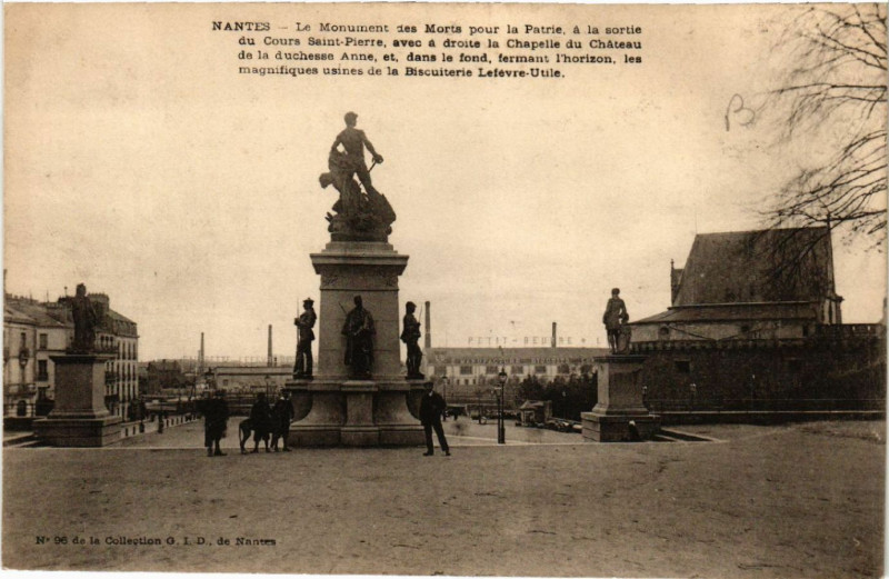 Carte postale ancienne Nantes - Le Mon. des Morts pour le Patie a la sortie du Cours à Nantes
