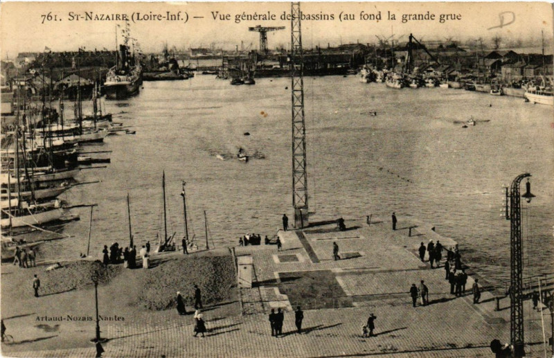 Carte postale ancienne Saint-Nazaire - Vue générale de bassins (au fond la grande à Saint-Nazaire