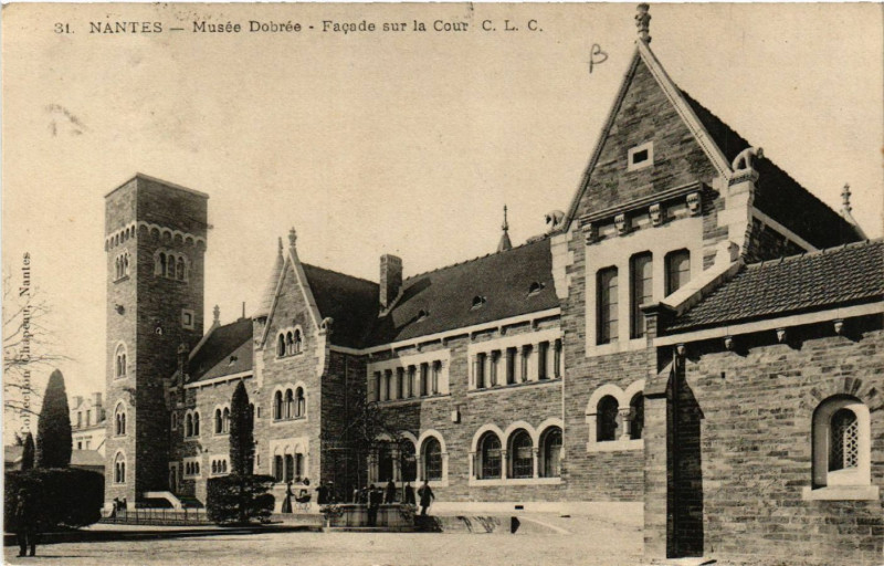Carte postale ancienne Nantes - Musée Dobrée - Facade sur la Cour G.L.C à Nantes
