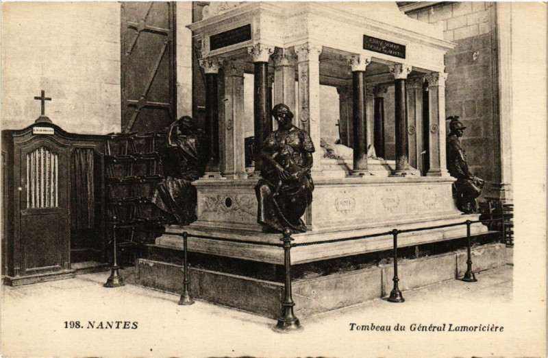 Carte postale ancienne Nantes - Tombeau du General Lamoriciere à Nantes