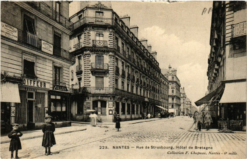 Carte postale ancienne Nantes - Rue de Strasbourg Hotel de Bretagne à Nantes