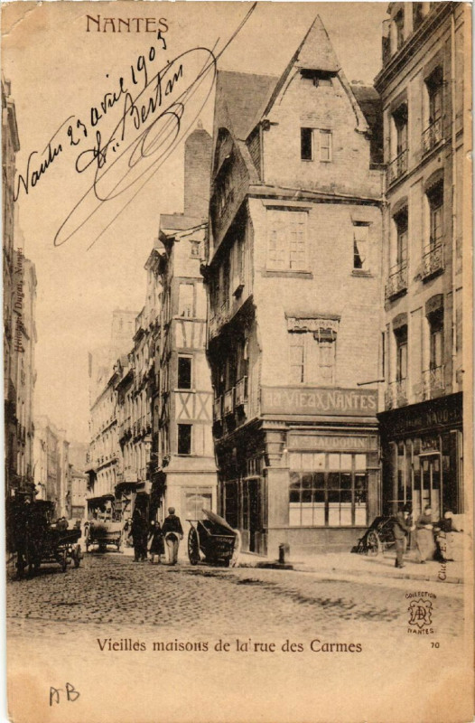 Carte postale ancienne Nantes - Vieilles Maisons de la rue des Carmes à Nantes