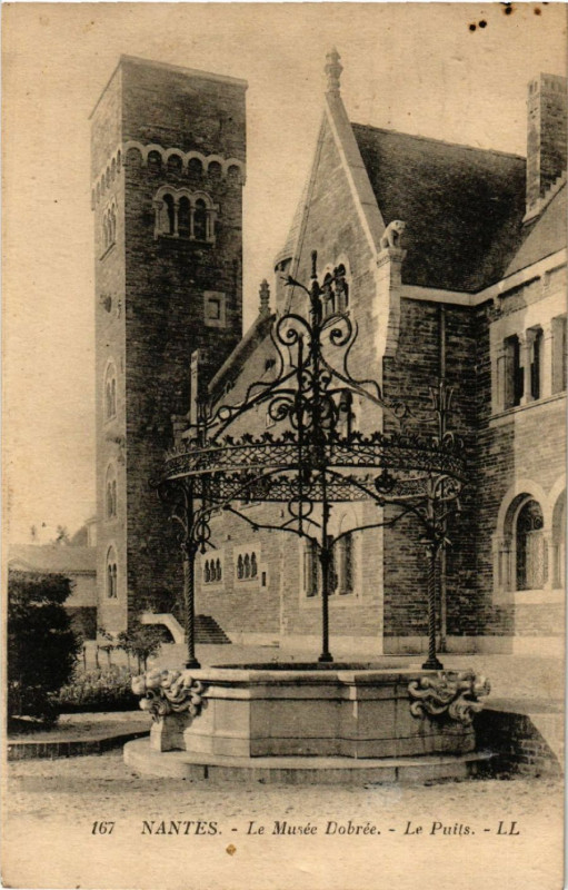 Carte postale ancienne Nantes - Le Musée Dobrée - Le Puits à Nantes