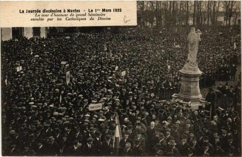 Carte postale ancienne La Journée diocesaine a Nantes - Le 1er Mars 1925 - La cour à Nantes