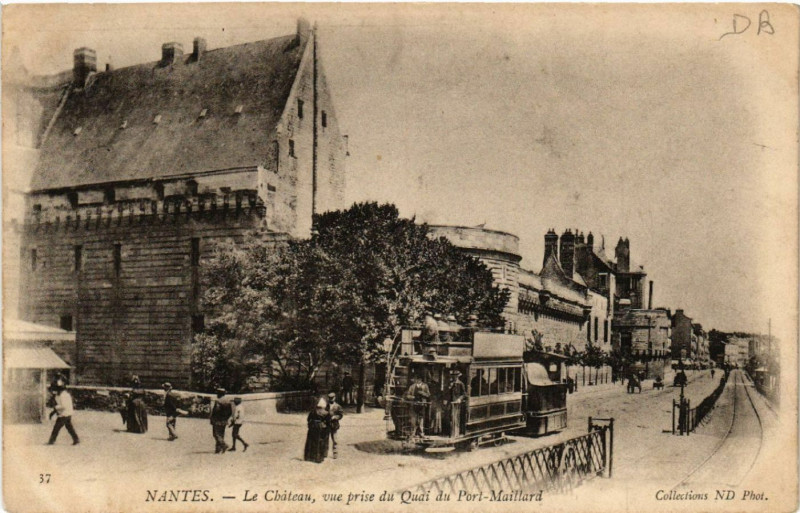Carte postale ancienne Nantes - Le Chateau vue prise du Quai du Port-Maillard à Nantes