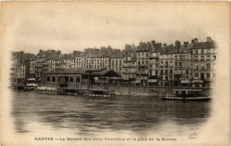 Carte postale ancienne Nantes - La Maison des deux Tourelles et la gare de la Bouras à Nantes