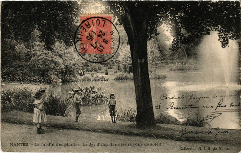 Carte postale ancienne Nantes - Le Jardin des Plantes. Le Jet d'eau dans les rayons de à Nantes