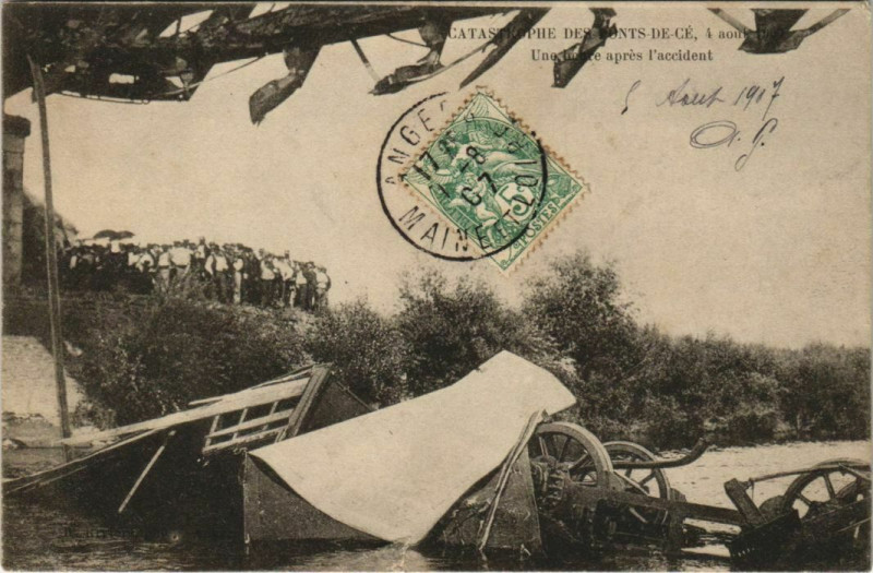 Carte postale ancienne Catastrophe Pont-de-Ce Une heure apres l'accident