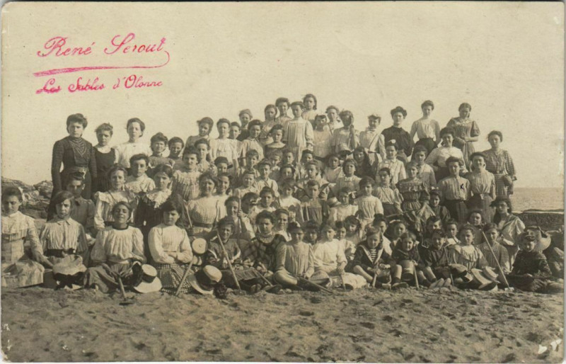 Carte postale ancienne Carte photo Les Sables-d'Olonne groupe sur la plage aux Sables-d'Olonne