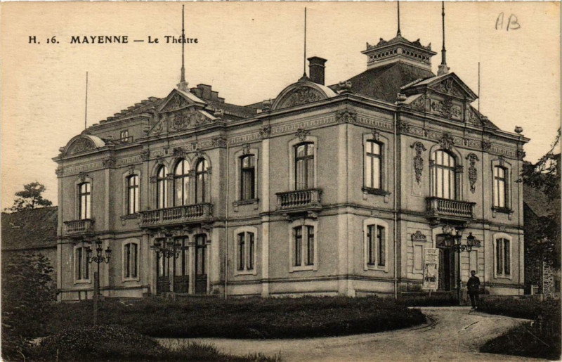 Carte postale ancienne Mayenne Le Théatre à Mayenne