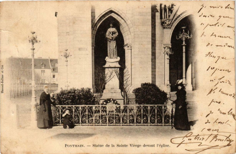 Carte postale ancienne Pontmain Statue de la Sainte-Vierge devant l'Eglise à Pontmain