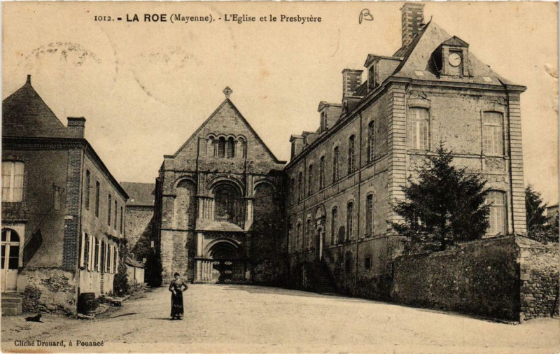 Carte postale ancienne La Roe L'Eglise et le Presbytere