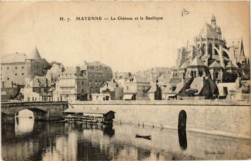 Carte postale ancienne Mayenne Le Chateau et la Basilique à Mayenne