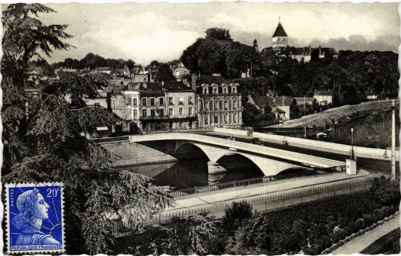 Carte postale ancienne Chateau-Gontier Vue générale vers l'Eglise Saint-Jean