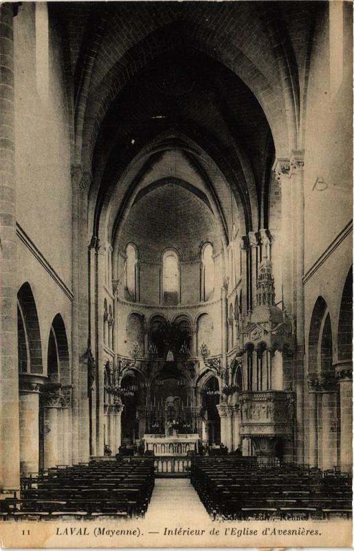 Carte postale ancienne Laval Intérieur de l'Eglise d'Avesnieres à Laval