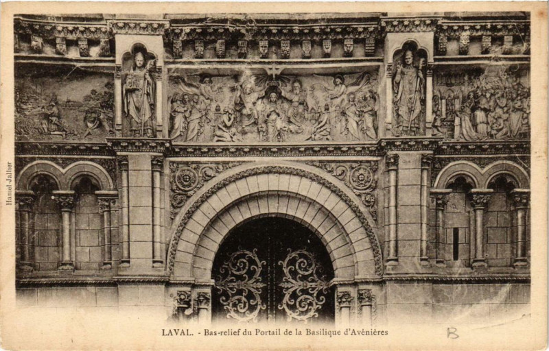 Carte postale ancienne Laval Bas-relief du Portail de la Basilique d'Avenieres à Laval