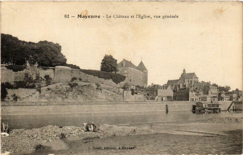 Carte postale ancienne Mayenne Le Chateau et l'Eglise Vue générale à Mayenne