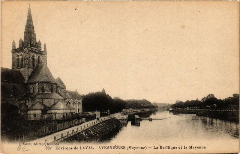 Carte postale ancienne Env. de Laval Avesnieres La Basilique et la Mayenne à Laval