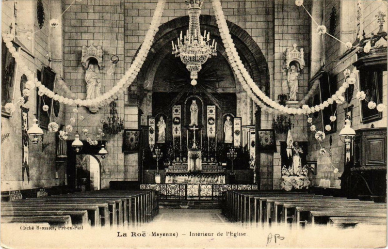 Carte postale ancienne La Roe Intérieur de l'Eglise