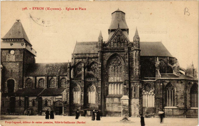 Carte postale ancienne Evron Eglise et Place à Évron