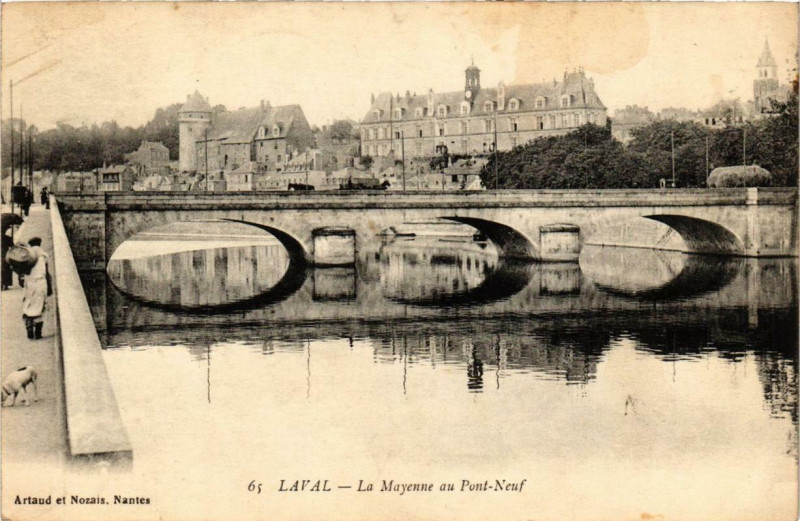 Carte postale ancienne Laval La Mayenne au Pont-Neuf à Laval
