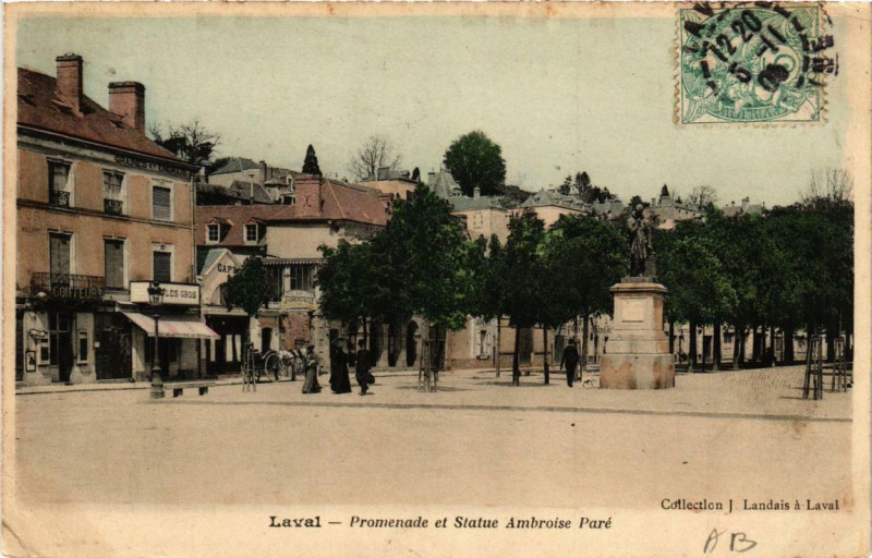 Carte postale ancienne Laval Promenade et Statue Ambroise Paré à Laval