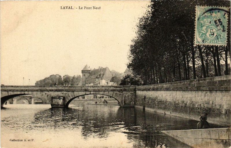 Carte postale ancienne Laval Le Pont Neuf à Laval