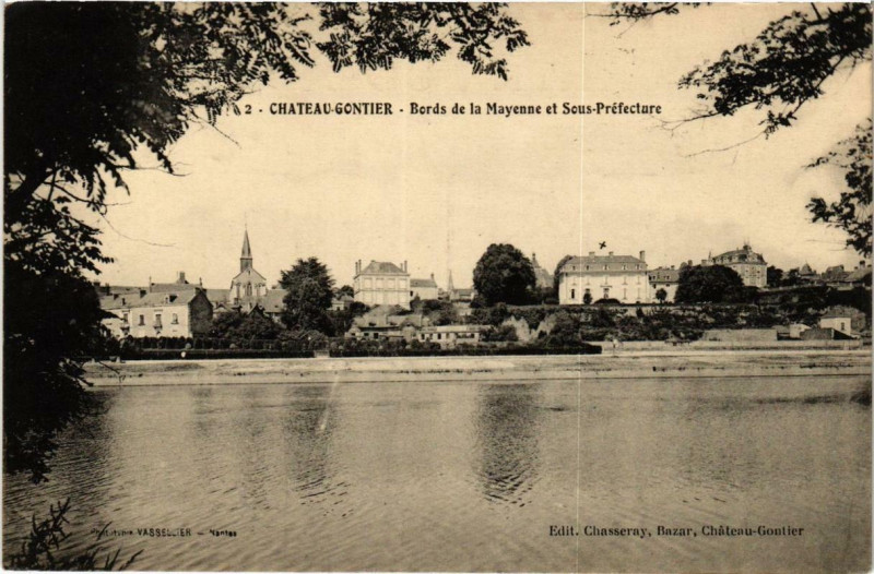 Carte postale ancienne Chateau-Gontier Bords de la Mayenne et Sous Préfecture à Mayenne