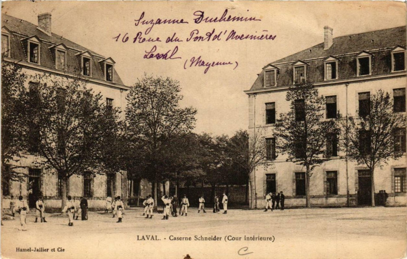Carte postale ancienne Laval Caserne Schneider à Laval