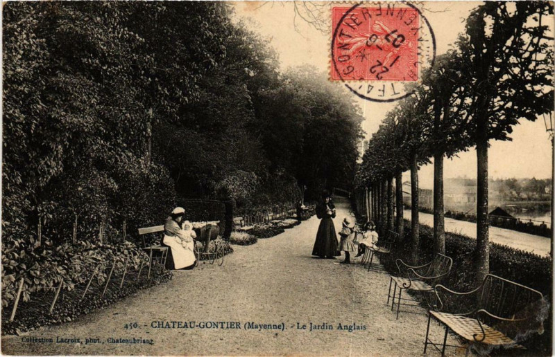 Carte postale ancienne Chateau-Gontier Le Jardin Anglais