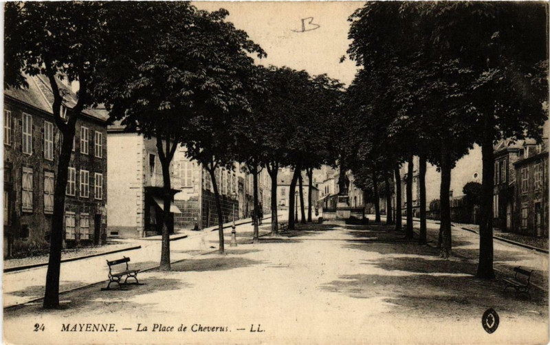 Carte postale ancienne Mayenne La Place de Cheverus à Mayenne