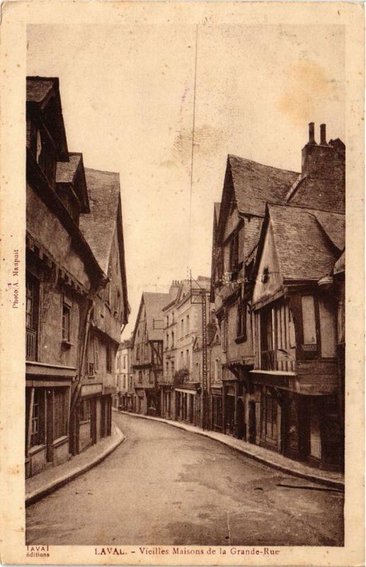 Carte postale ancienne Laval Vieilles Maisons de la Grande-Rue à Laval