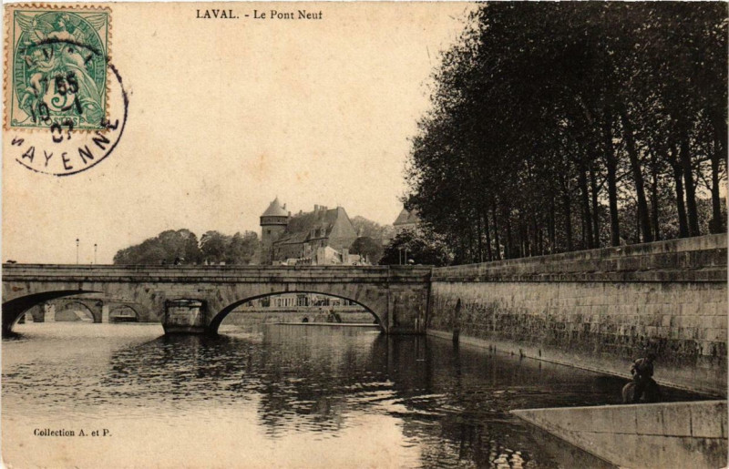 Carte postale ancienne Laval Le Pont Neuf à Laval