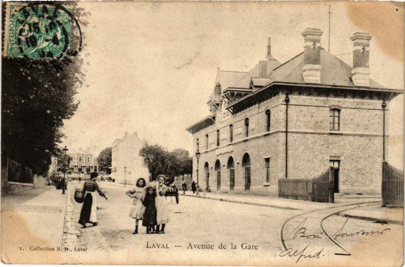 Carte postale ancienne Laval Avenue de la Gare à Laval