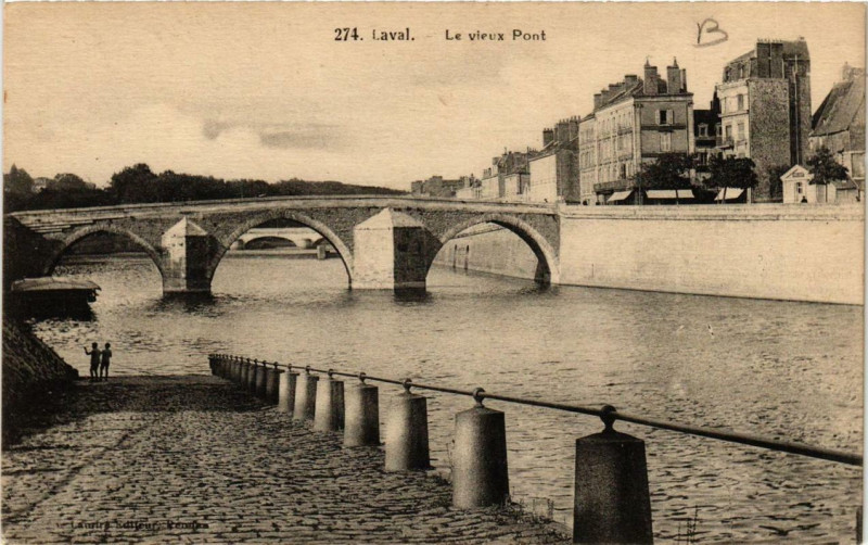 Carte postale ancienne Laval Le vieux Pont à Laval