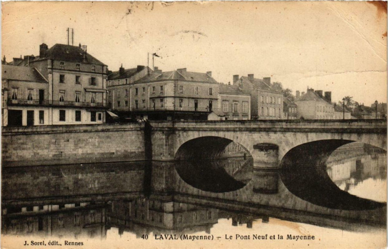 Carte postale ancienne Laval Le Pont Neuf et la Mayenne à Laval