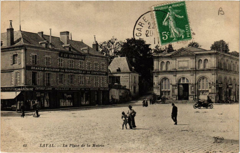 Carte postale ancienne Laval La Place de la Mairie à Laval