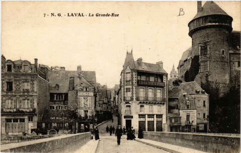 Carte postale ancienne Laval La Grande Rue à Laval