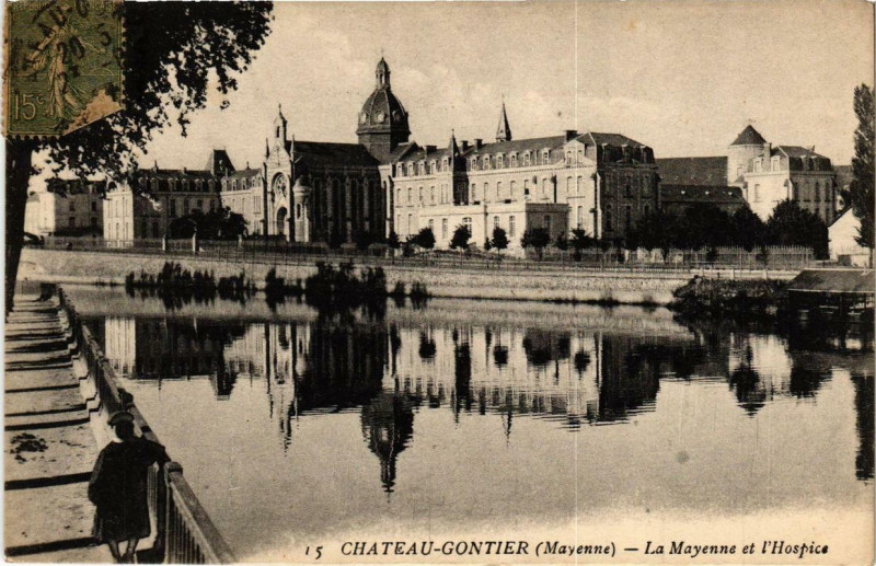 Carte postale ancienne Chateau-Gontier La Mayenne et l'Hospice à Mayenne
