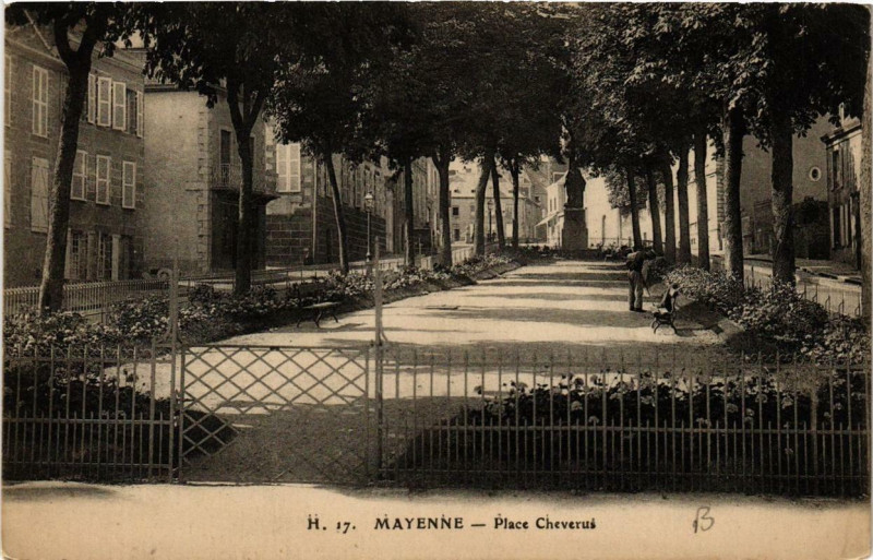 Carte postale ancienne Mayenne Place Cheverus à Mayenne