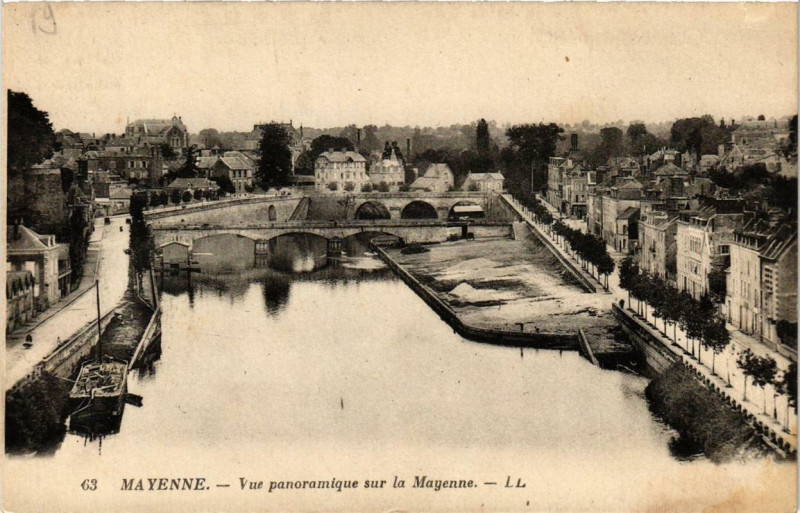 Carte postale ancienne Mayenne Vue panoramique sur la Mayenne à Mayenne