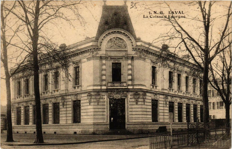 Carte postale ancienne Laval La Caisse d'Epargne à Laval