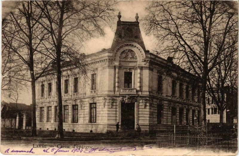 Carte postale ancienne Laval Caisse d'Epargne à Laval