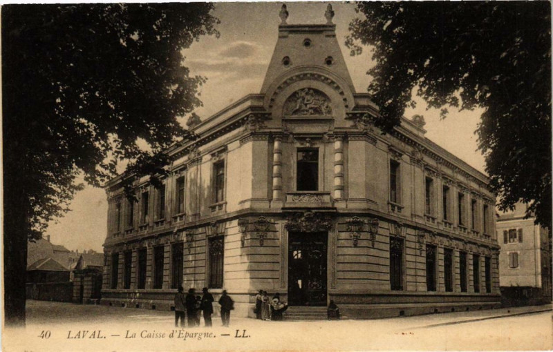 Carte postale ancienne Laval La Caisse d'Epargne à Laval