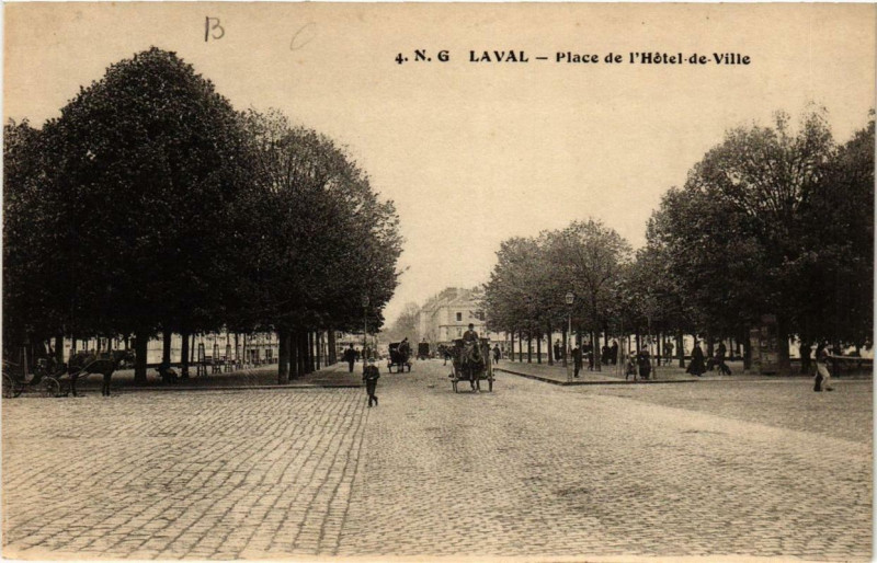 Carte postale ancienne Laval Place de l'Hotel de Ville à Laval