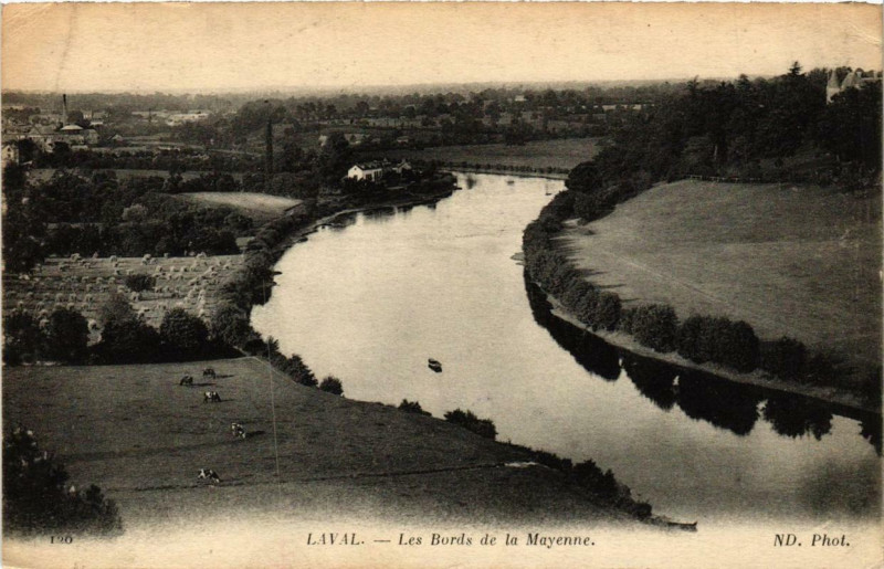 Carte postale ancienne Laval Les Bords de la Mayenne à Laval