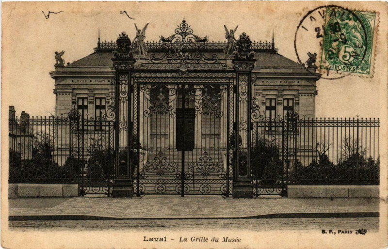 Carte postale ancienne Laval La Grille du Musée à Laval