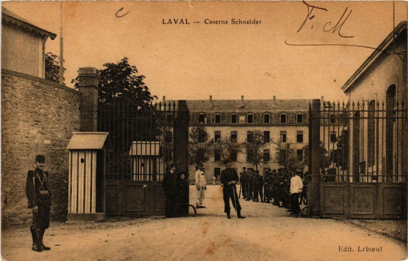 Carte postale ancienne Laval Caserne Schneider à Laval