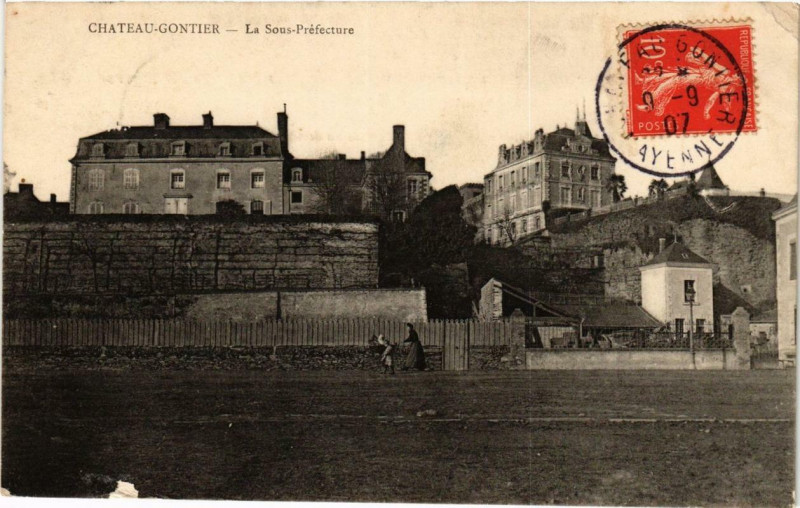 Carte postale ancienne Chateau-Gontier La Sous Préfecture