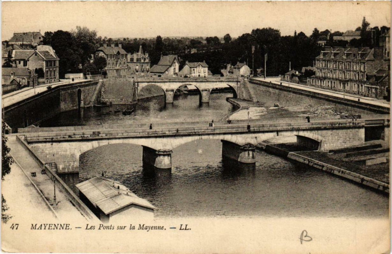 Carte postale ancienne Mayenne Les Ponts sur la Mayenne à Mayenne